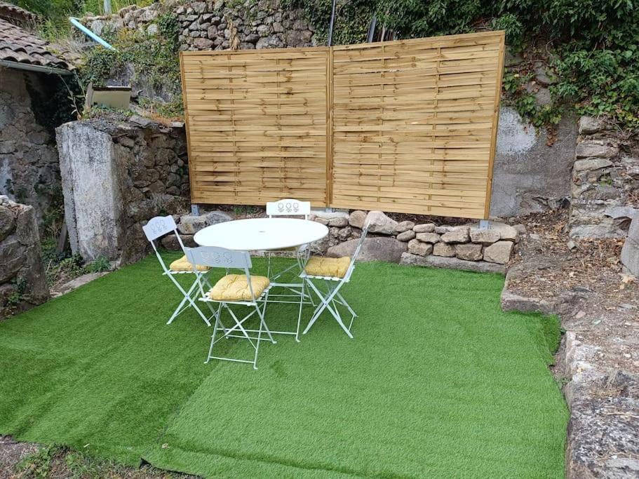 Appartement 2 A 4 Personnes Antraigues Exterior foto